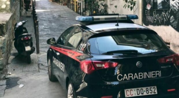 Napoli, ragazza di 14 anni «picchiata a calci e pugni da 30 persone». Lite con una 11enne per un fidanzatino conteso