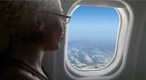 Perché i finestrini degli aerei sono ovali? La spiegazione in un video