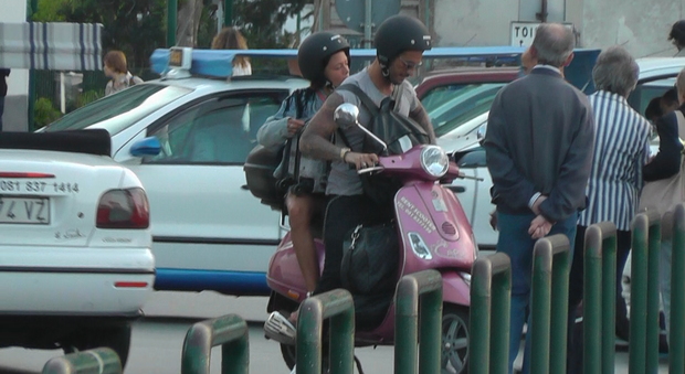 Fabrizio Corona a Capri, giro dell'isola in scooter con Silvia Provvedi