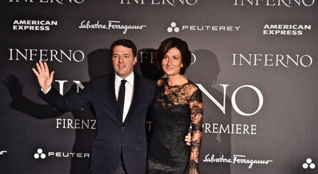 Agnese Renzi in abito Ermanno Scervino con il marito Matteo alla prima di Inferno a Firenze