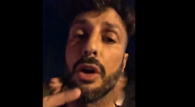 Corona insulta Totti, l'ex re dei paparazzi scatenato dopo il litigio con Ilary Blasi: «Non sa parlare»
