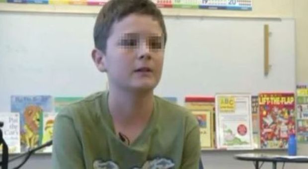 Condivide il pranzo con un compagno di classe, la scuola sospende un 13enne