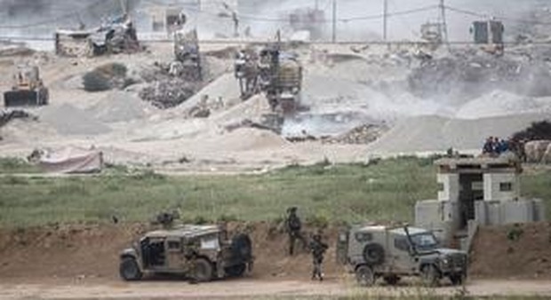 Soldati israeliani al confine con Gaza