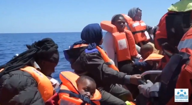 La Sea Watch soccorre 65 migranti: «Ci sono sette bambini e dei feriti, dateci un porto sicuro»