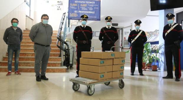 I carabinieri consegnano gli otto pc agli studenti dell'istituto De Amicis