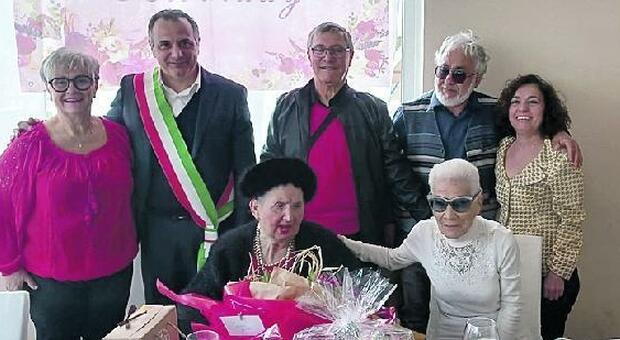 La signora Giulia Valente compie 100 anni, festa con parenti e vicesindaco