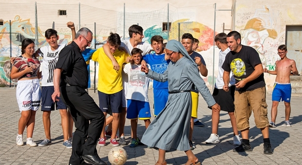 Un sacerdote e una suora si sfidano al calcio