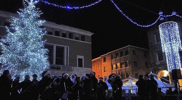 Le luci e l'albero natalizi in piazza del Popolo a Pesaro