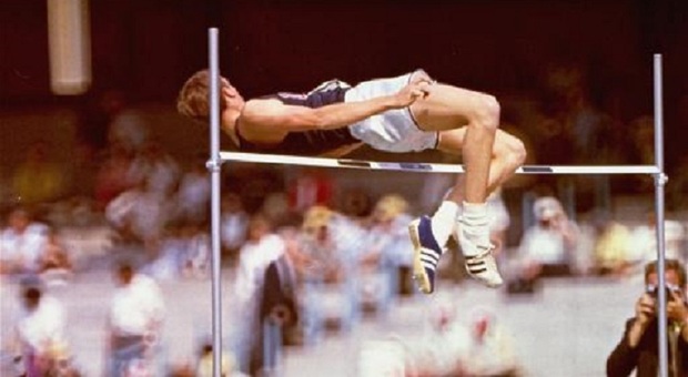 Dick Fosbury morto a 76 anni: è l'atleta che ha cambiato per sempre il salto in alto