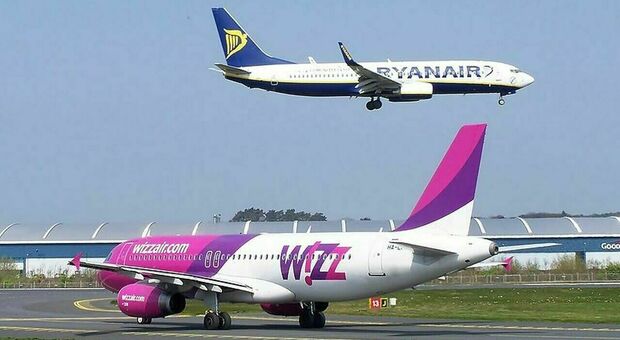 Un aereo di Ryanair e uno di WizzAir a Fiumicino