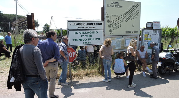 Una manifestazione davanti alla discarica di Albano e Ardea