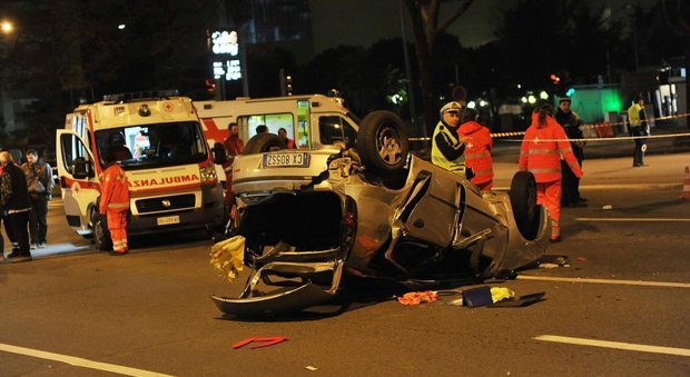 Torino, schianto al semaforo: morti tre ragazzi