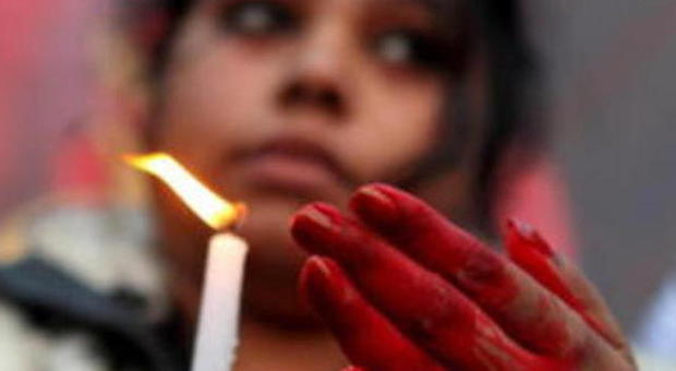 India, stuprata dai colleghi e licenziata si dà fuoco e muore dopo una settimana