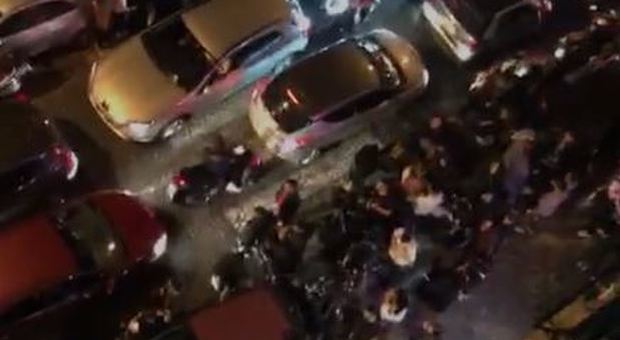 Napoli: caos movida in via Falcone, picchiato il custode di un parco