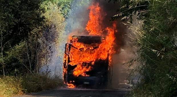 Bus Cotral prende fuoco, paura nelle campagne di Patrica