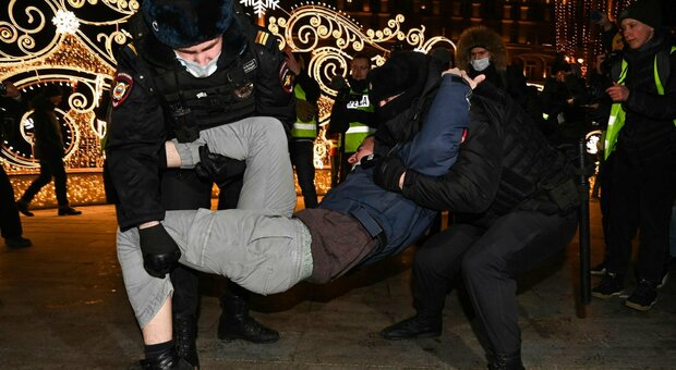 Russi in piazza contro la guerra, Putin schiera la polizia anti-sommossa: più di 1.000 arresti