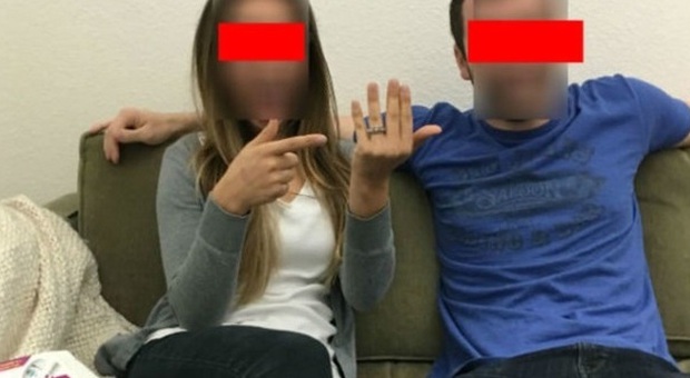 Pubblicano una foto per annunciare il matrimonio, ma un dettaglio svela il loro segreto