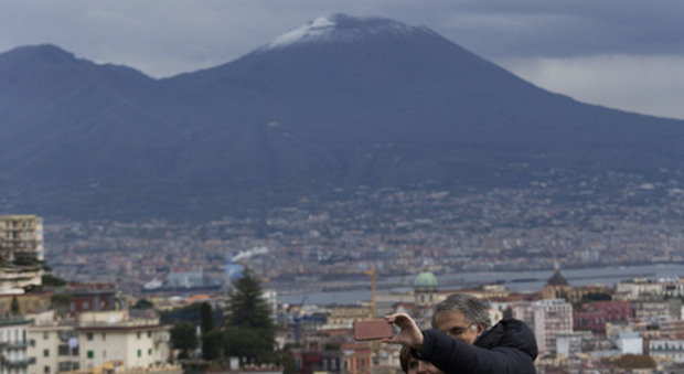Napoli nella morsa del gelo: primi fiocchi di neve sulla cima del Vesuvio