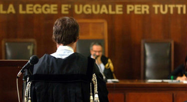 Roma, armato di coltello picchia gli agenti e insulta il giudice: arrestato e mandato in carcere