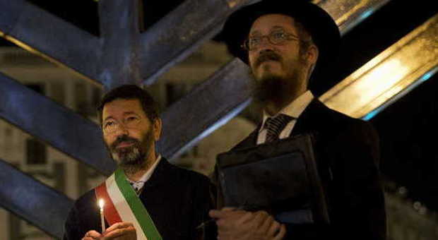 La Chanukkia accende piazza Barberini festa di luce per la comunità ebraica