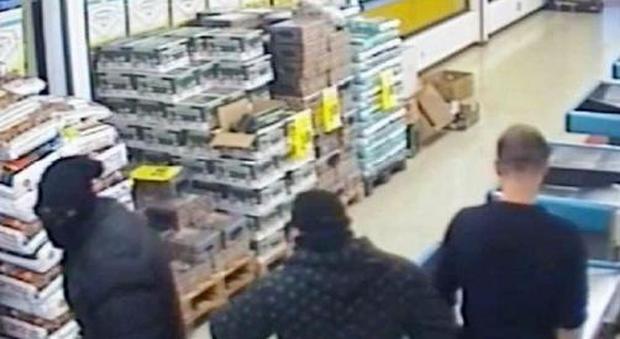 Rapine al supermercato, arrestati due pluripregiudicati