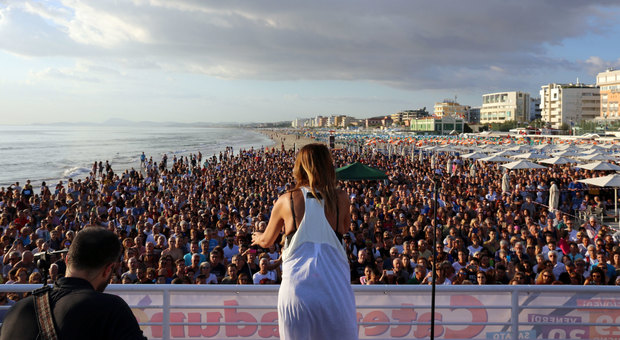 Irene Grandi, concerto all'alba a Senigallia: più di cinquemila in spiaggia