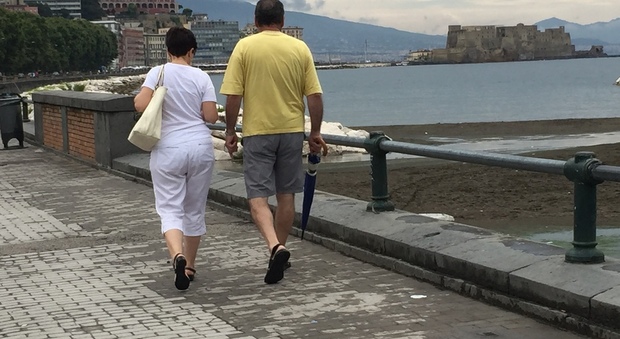 Ferragosto a Napoli, spiagge vuote e tutti con gli ombrelli sul lungomare