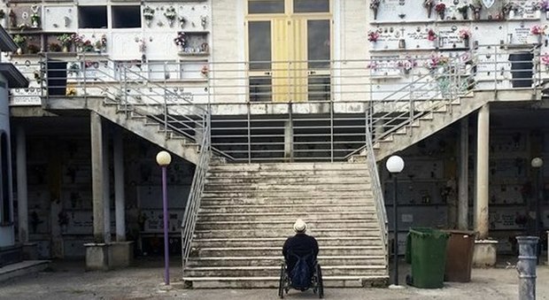 Cimitero vietato ai portatori di handicap, è polemica nel Napoletano