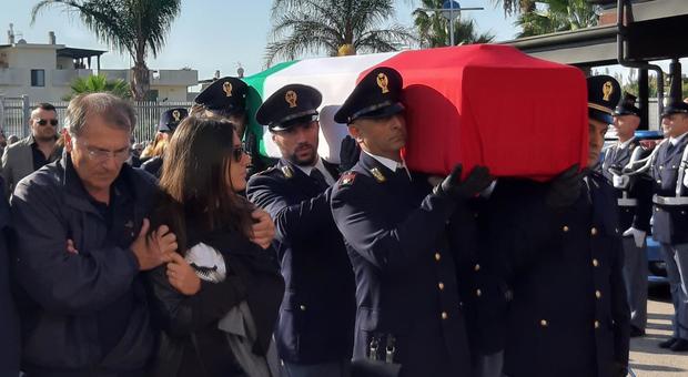 Pozzuoli, lacrime per il poliziotto ucciso a Trieste: suona la canzone che amava con la fidanzata