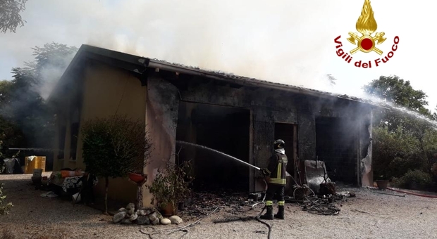 Furioso incendio impegna 14 vigili del fuoco: distrutte auto e attrezzi agricoli nel garage