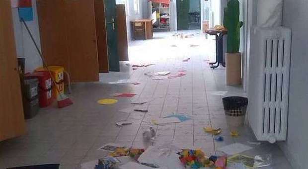 Scuola elementare devastata dai vandali
