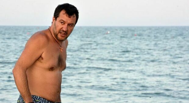 Figlio di Salvini sulla moto d'acqua, archiviata la scorta. «Pressanti, non violenti»