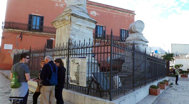 Turisti in visita alle Colonne romane