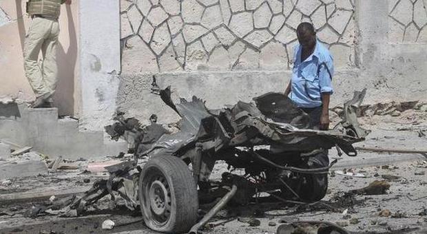 Somalia, esplosione e sparatorie in hotel a Mogadiscio: deputati all'interno