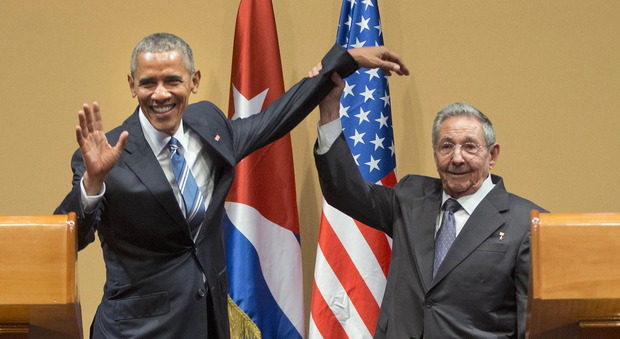 Usa-Cuba, storica stretta di mano fra Obama e Raul Castro