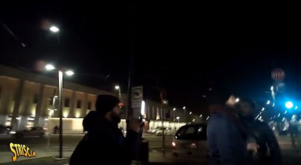 Striscia, Brumotti picchiato di nuovo a Padova. "Troupe accerchiata dagli spacciatori" -Video Facebook