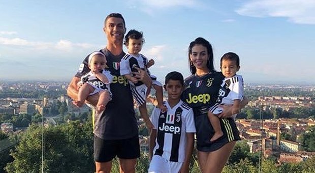 Juventus, Cristiano Ronaldo posta la foto della famiglia con la maglia bianconera: 1 milione di like in 10' minuti