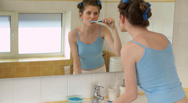 Italiani pigri, si spazzolano i denti solo 30 secondi. Servirebbero 4 minuti per pulire bene