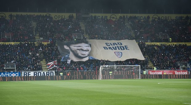 Tifoso del Cagliari muore d'infarto allo stadio, cori degli ultrà viola: «Devi morire»