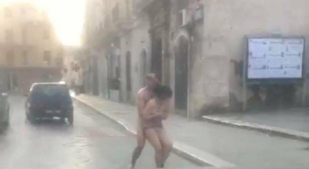 Coppia nuda in strada a Natale, forse sotto l'effetto di droghe. In campo tribunale dei minori e servizi sociali
