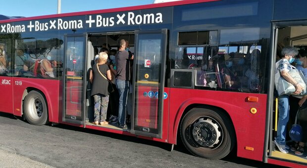 Roma, la fuga dei controllori dai bus: «Niente multe, ci contagiamo»
