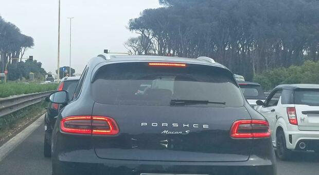 Porsche con la scritta sbagliata a Roma, la foto scattata sulla Colombo è virale. «Sarà esemplare unico»