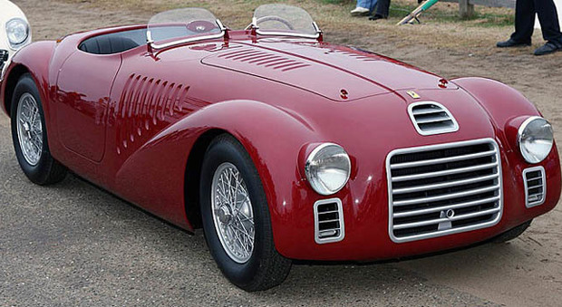 La prima Ferrari si chiamava 125S,aveva un motore V12 da 1,5 litri di cilindrata