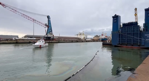 Sversamento di carburante a Porto Marghera, 1500 litri di fuel oil finiscono in acqua durante il rifornimento di una nave
