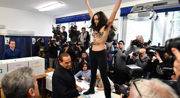 Elezioni2018, Berlusconi contestato al seggio da una Femen a seno nudo. Roma, appello del Campidoglio: "Troppe file, andate a votare un'ora prima della chiusura"