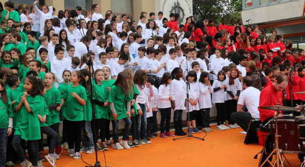 Il coro dei bambini in piazza XX settembre (Pressphoto Lancia)