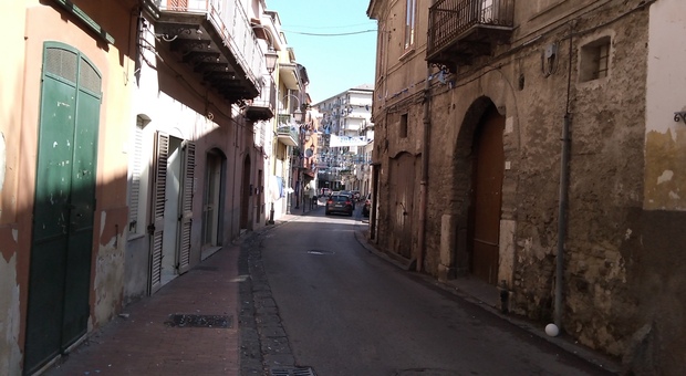 Manovra errata, Tir distrugge crocifisso a Nocera: residenti in rivolta