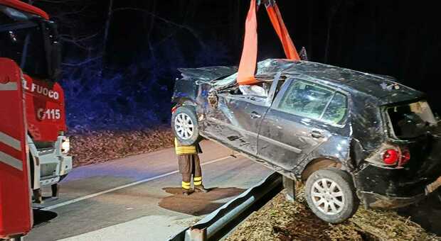 Terribile incidente nella notte: un auto rompe il guardrail e si ribalta nella scarpata. Due ragazzi all'interno
