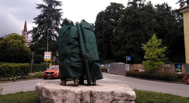 Denunciati 7 giovani vandali per un raid anche sul monumento ai carabinieri