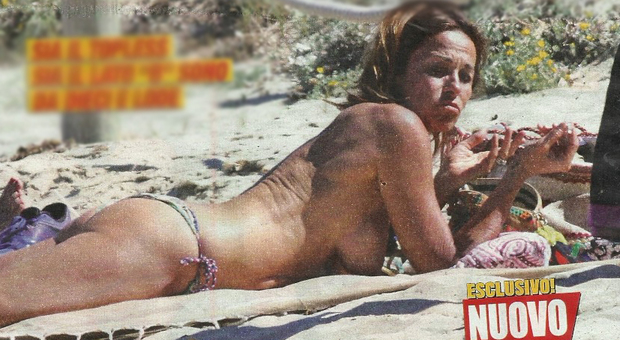 Cristina Parodi in bikini al mare a Formentera (Nuovo)